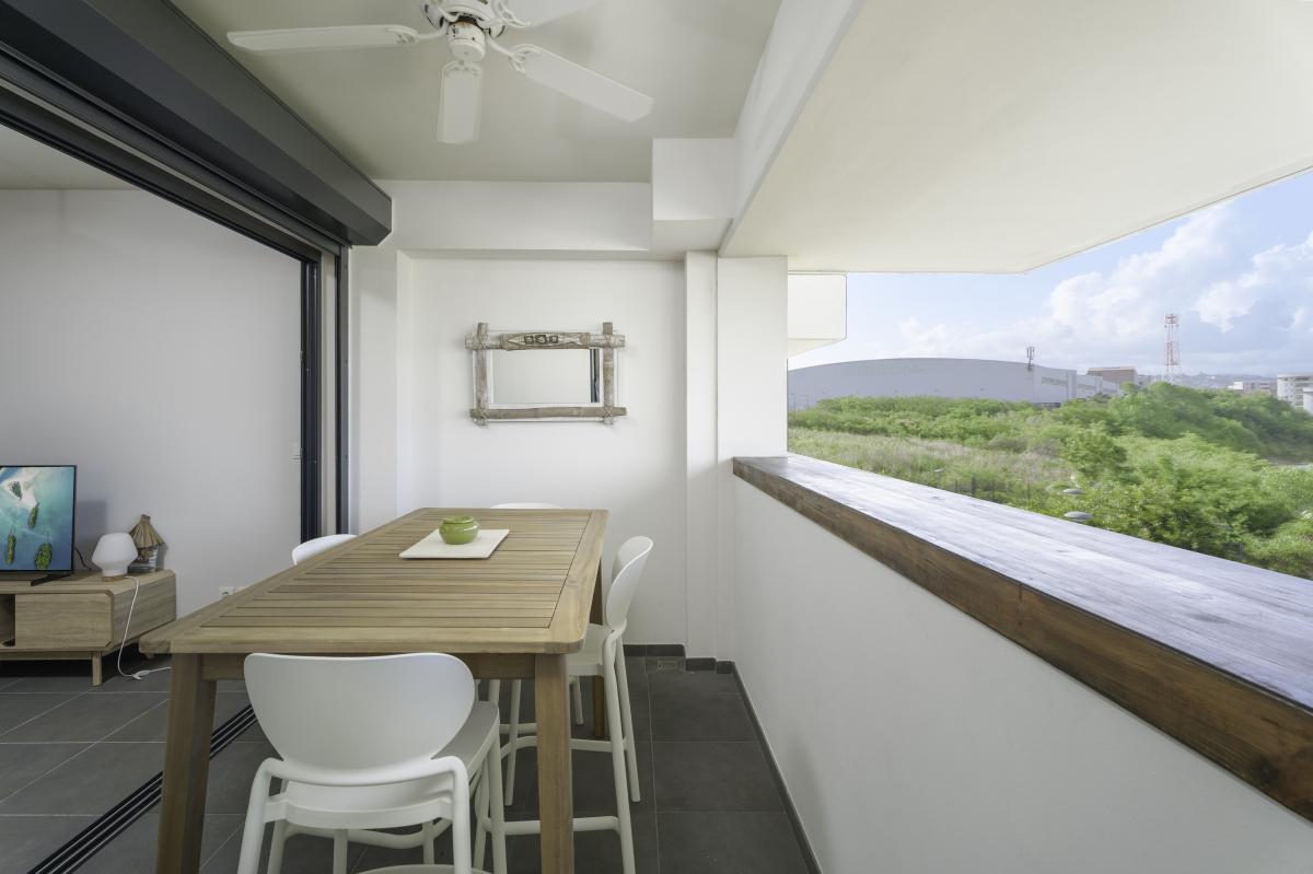 7 location-saisonniere-fort-de-france-espace-repas-exterieur-vue